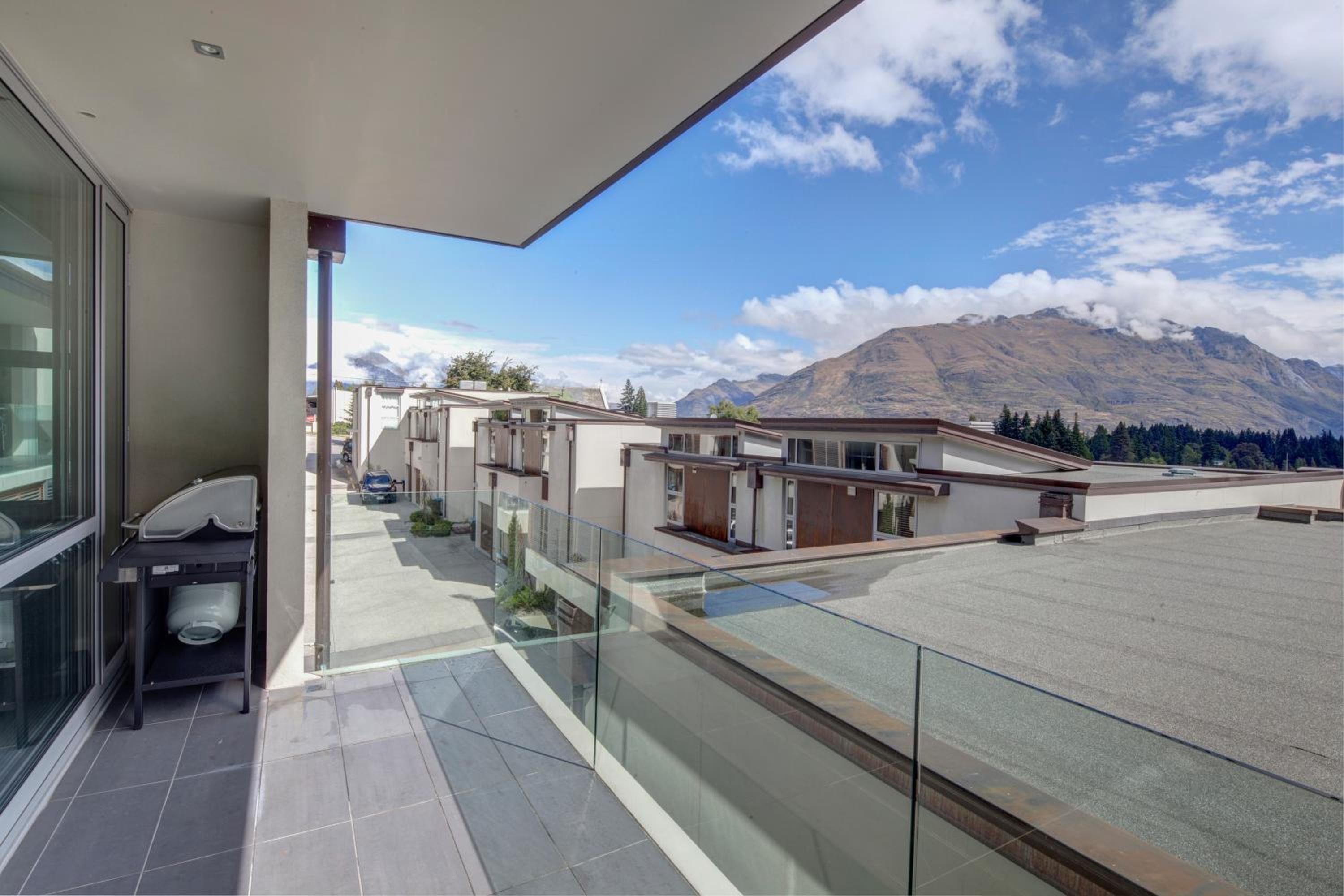 Lakeview 4BR Retreat in Central Queenstown view 4