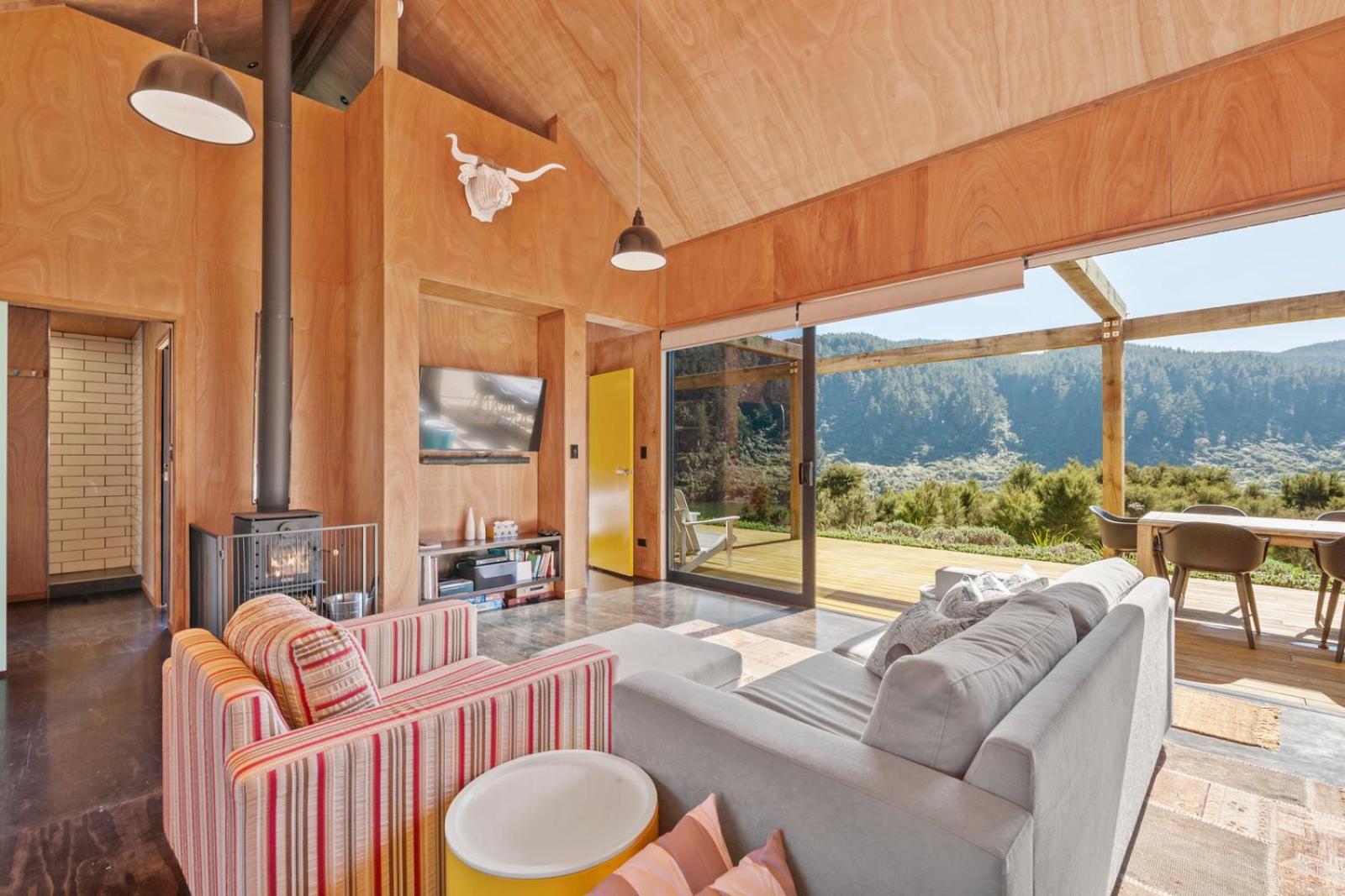 The Waikato Lookout - Whakamaru Holiday Home view 3
