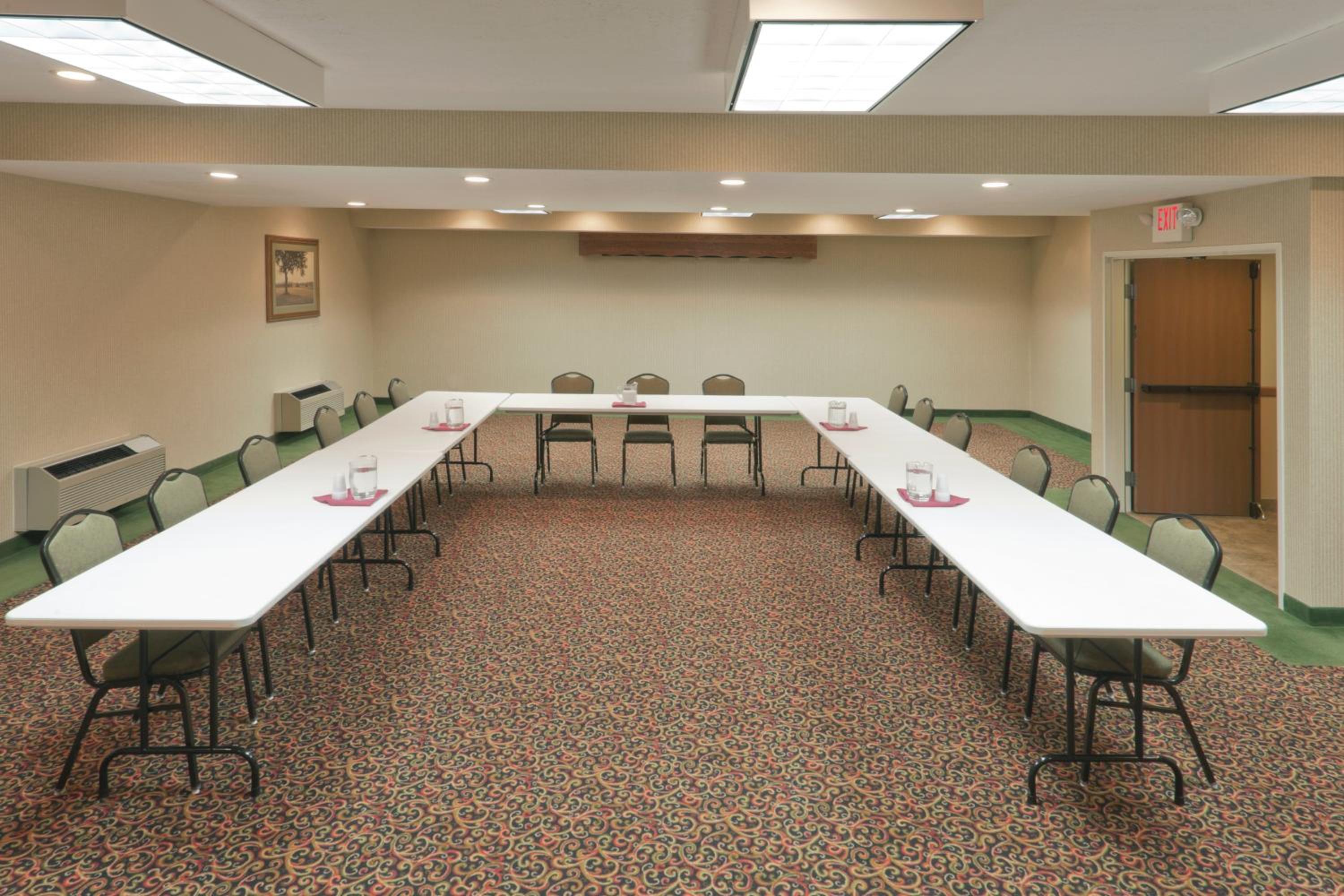 Holiday Inn Express Hotel  Suites Pierre-Fort Pierre, an IHG Hotel - Property Image 3