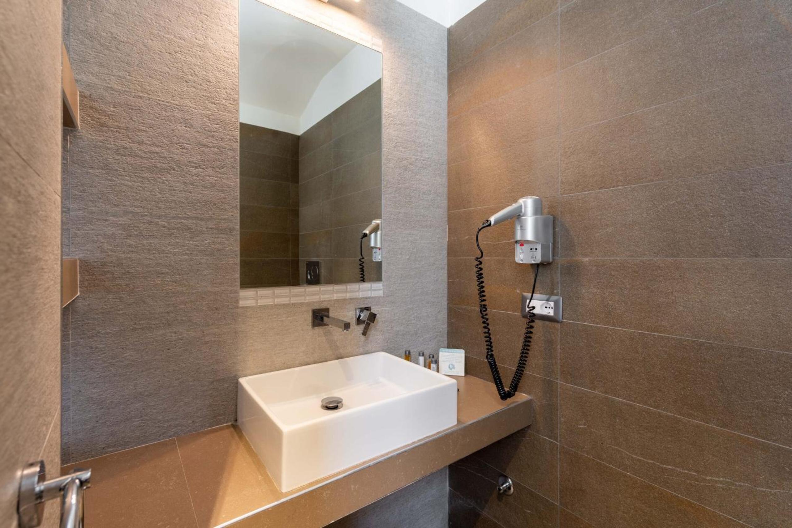 Daphne Suites