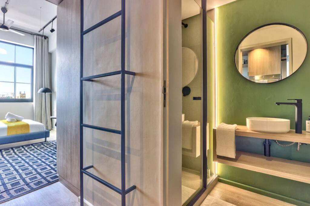 Sunny Escape in the heart of the CBD at The Harri. w/ parking view 4