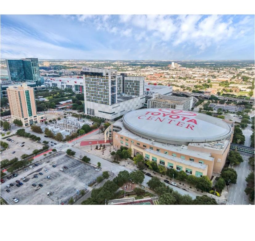 Cozy Downtown Studio by Toyota Center view 4