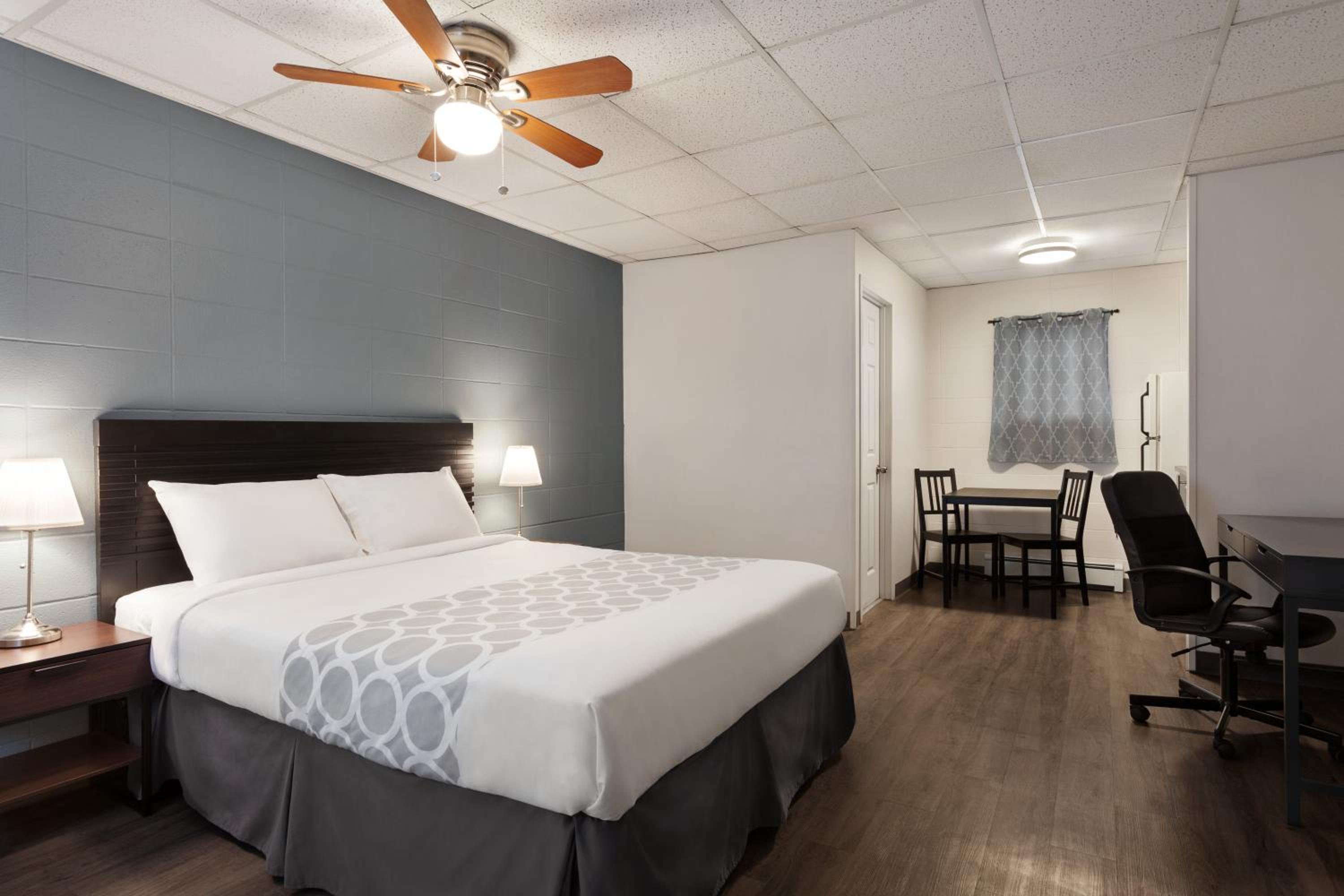 Grande Prairie Vacations - Howard Johnson by Wyndham Grande Prairie - Property Image 3