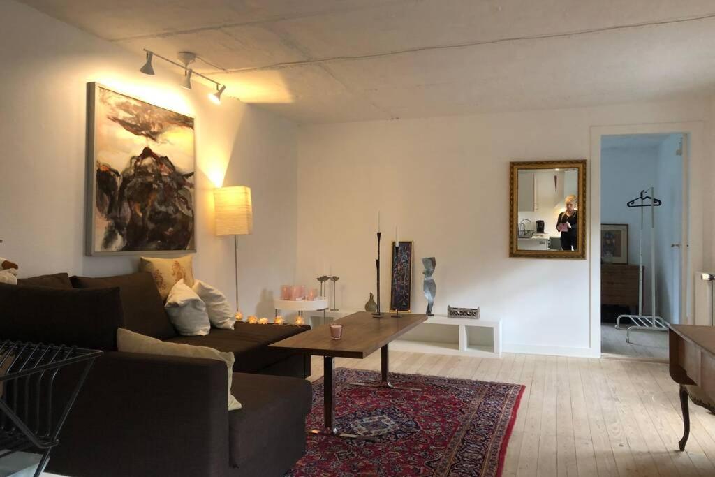 AppleFlower Farm retro apartment