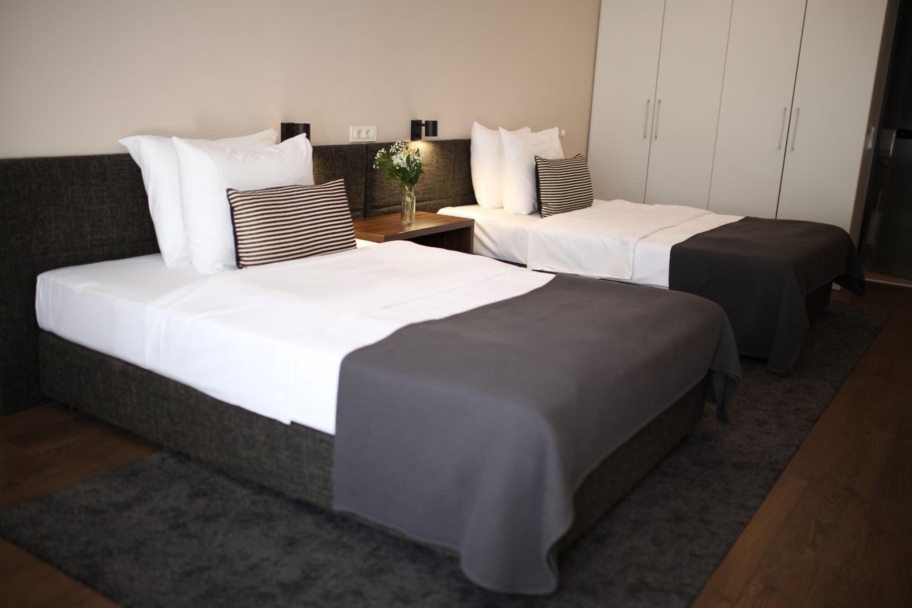 Adresa Suites
