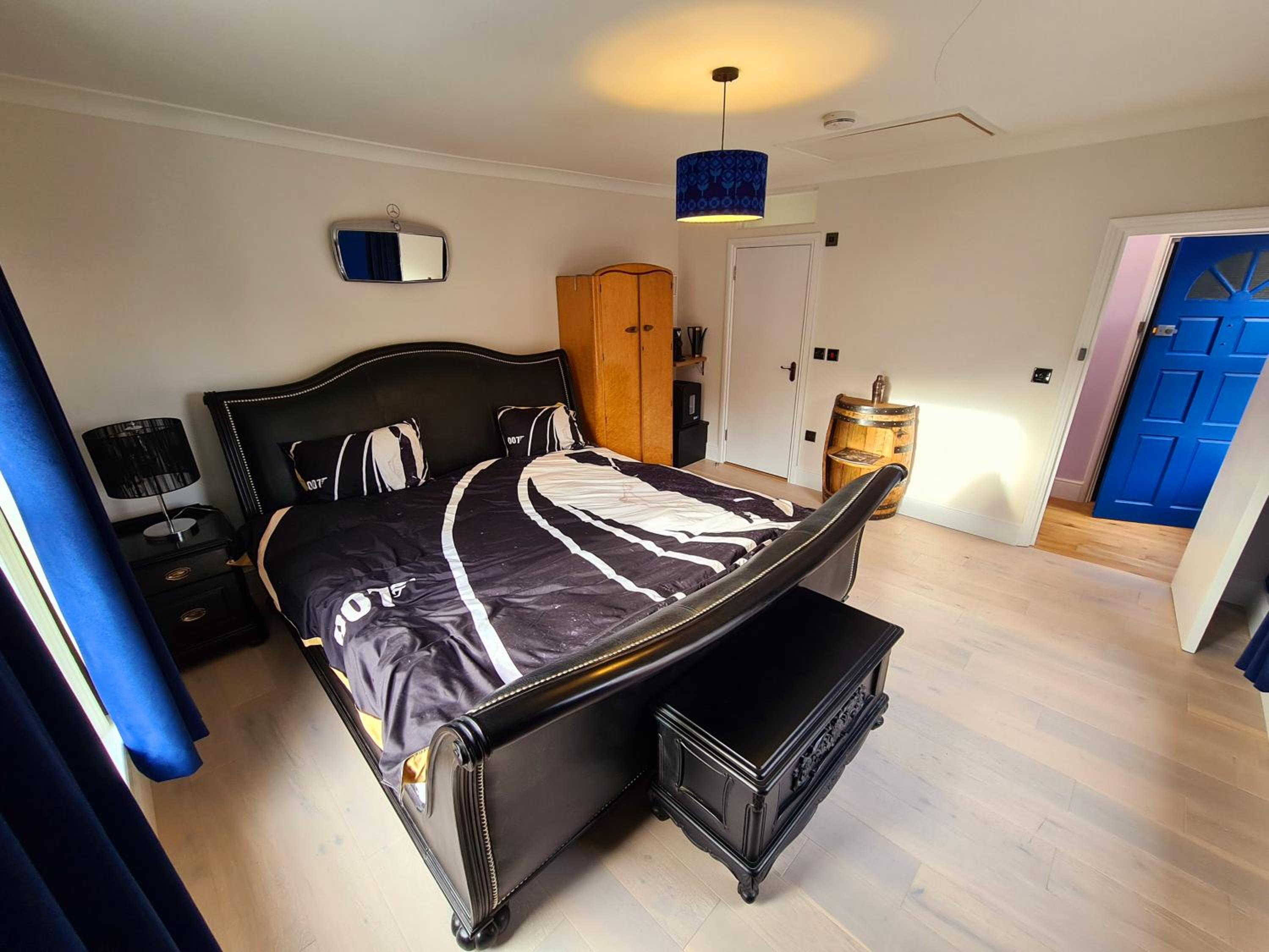 Southsea Royale Studio, James Bond, Parking, Seafront view 5