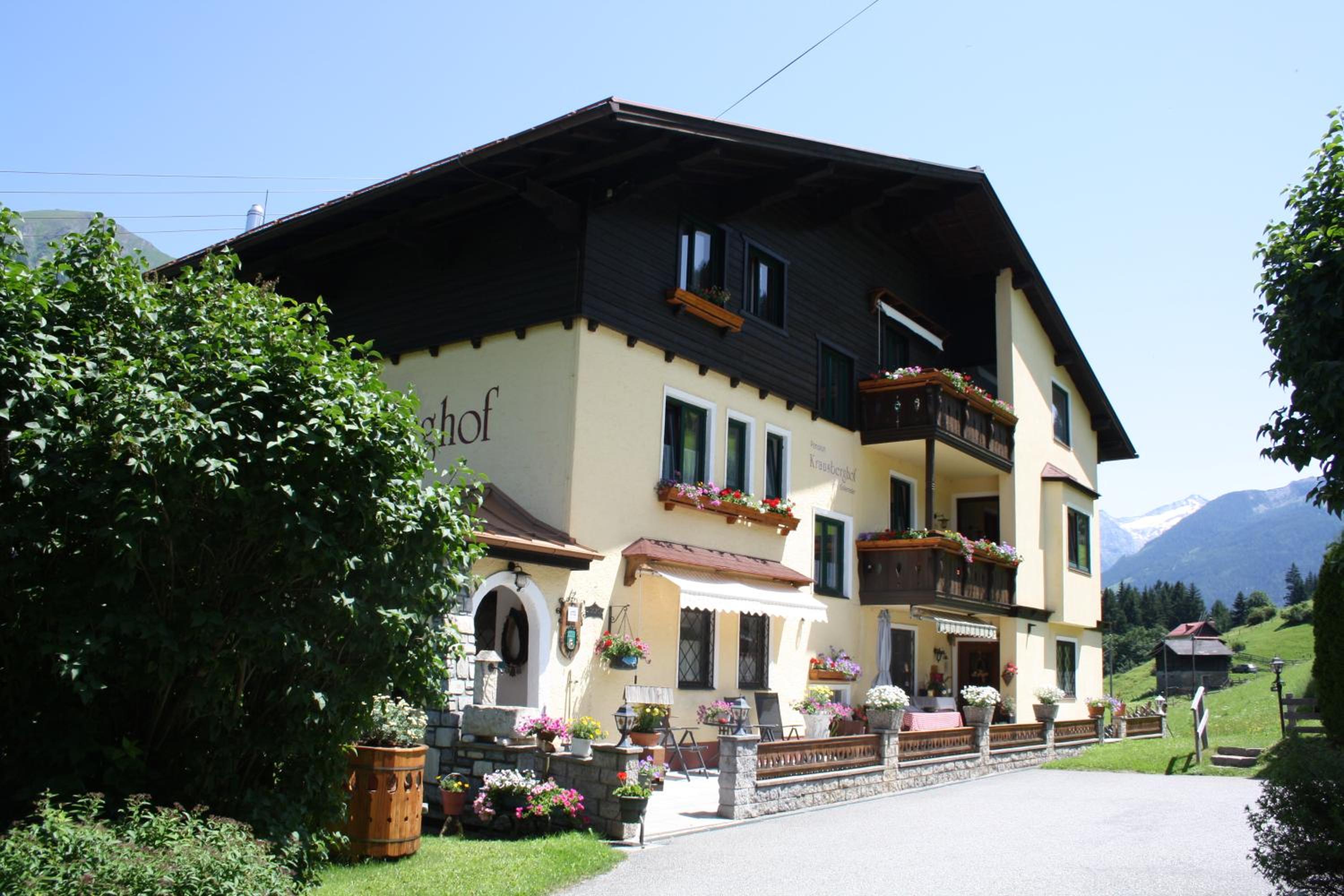 Ferienwohnung am Krausberghof mit Balkon und Parkplatz, Aufenthaltsraum mit Spielmöglichkeiten, Erholung- inmitten der Natur, 6 Fahrminuten zur Alpentherme
