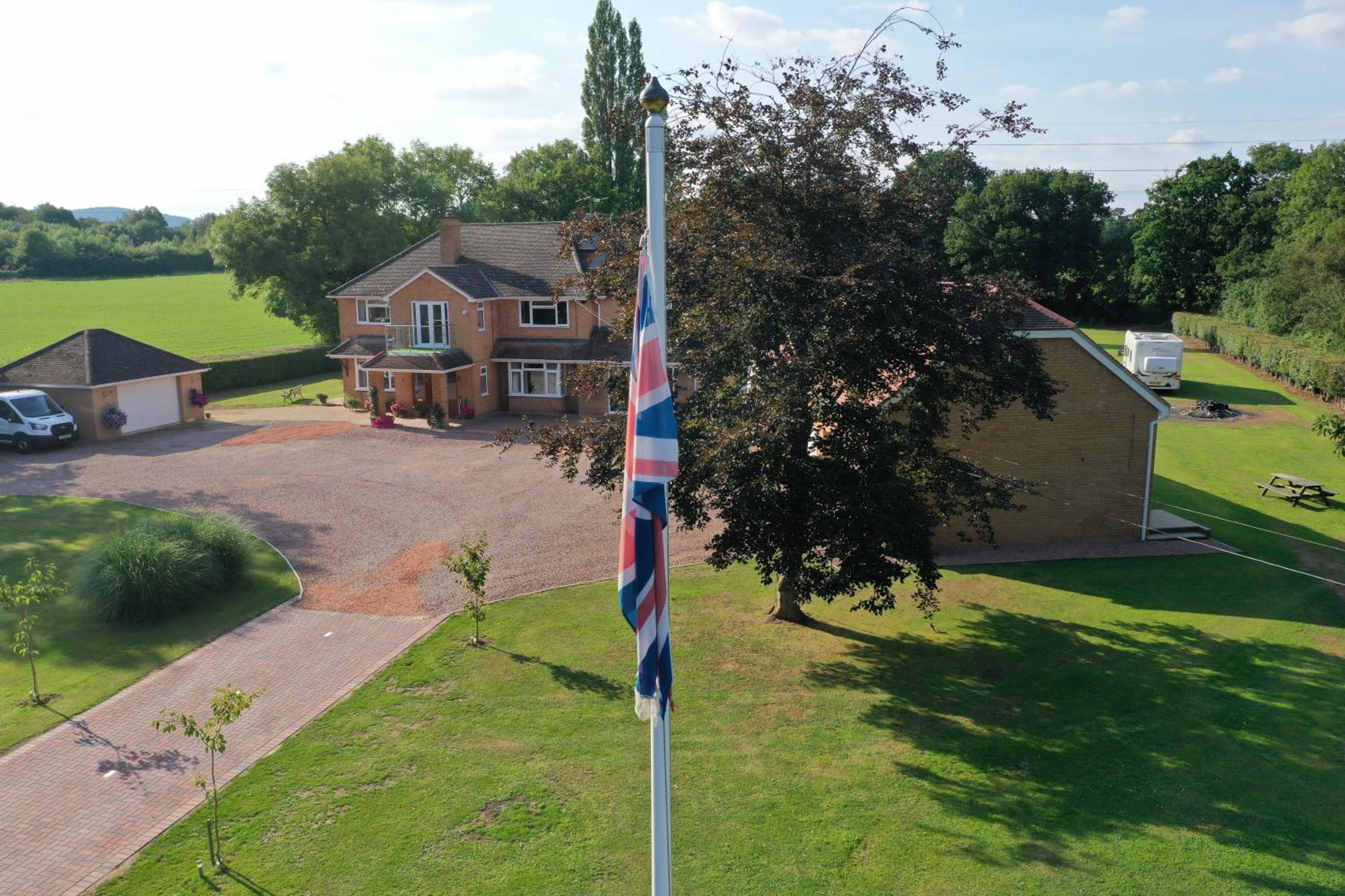 Hotel Bricket House - Image 1