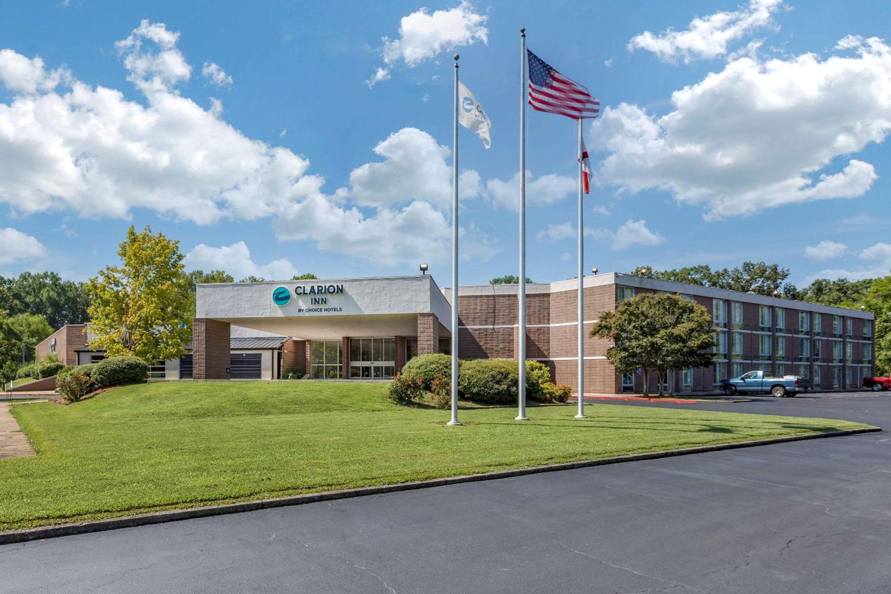 Florence Vacations - Clarion Inn Sheffield Muscle Shoals - Property Image 1