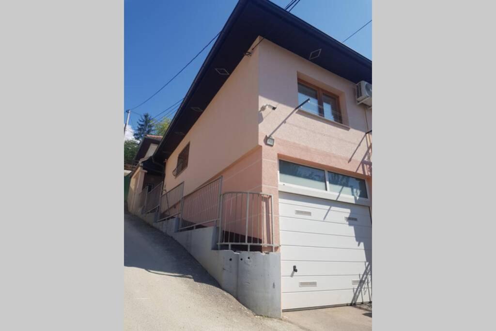 Apartman sa garažom i internetom