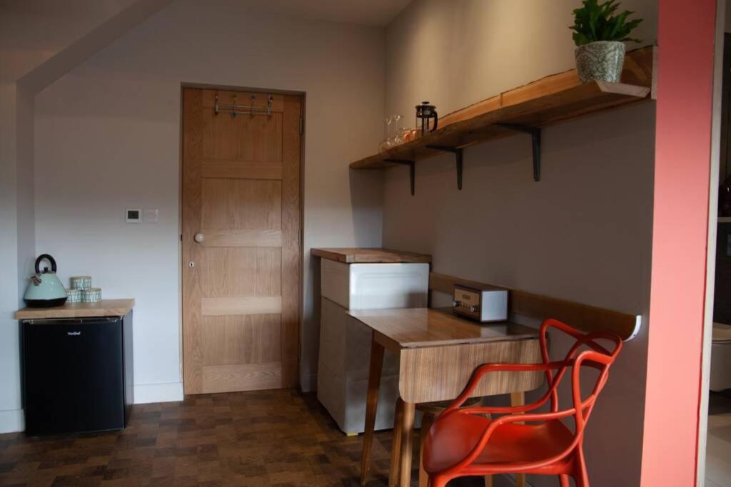 "The Studio" Contemporary studio with organic swimming pool view 5