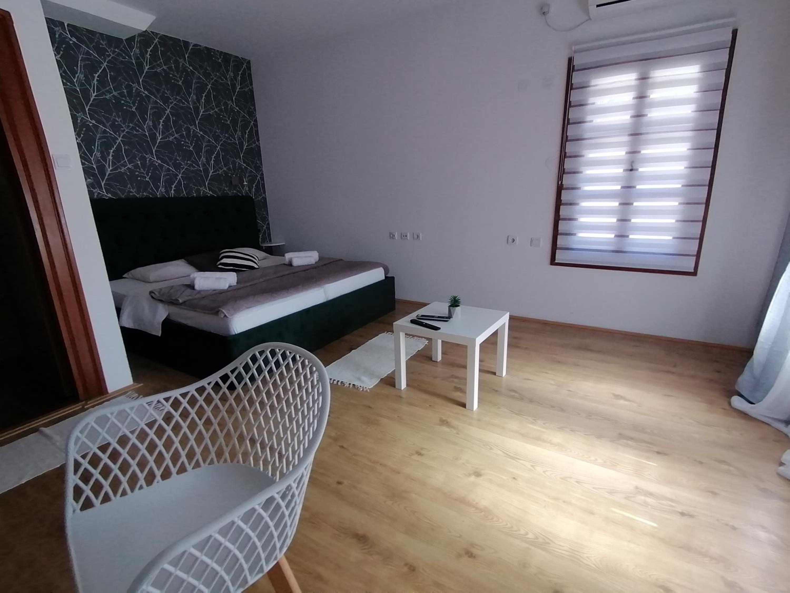 MON Accommodation free parking