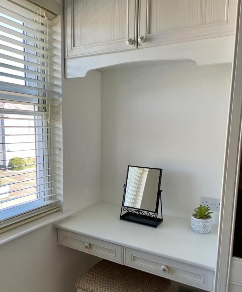 Town Centre, top floor 2 bed apartment with parking view 2