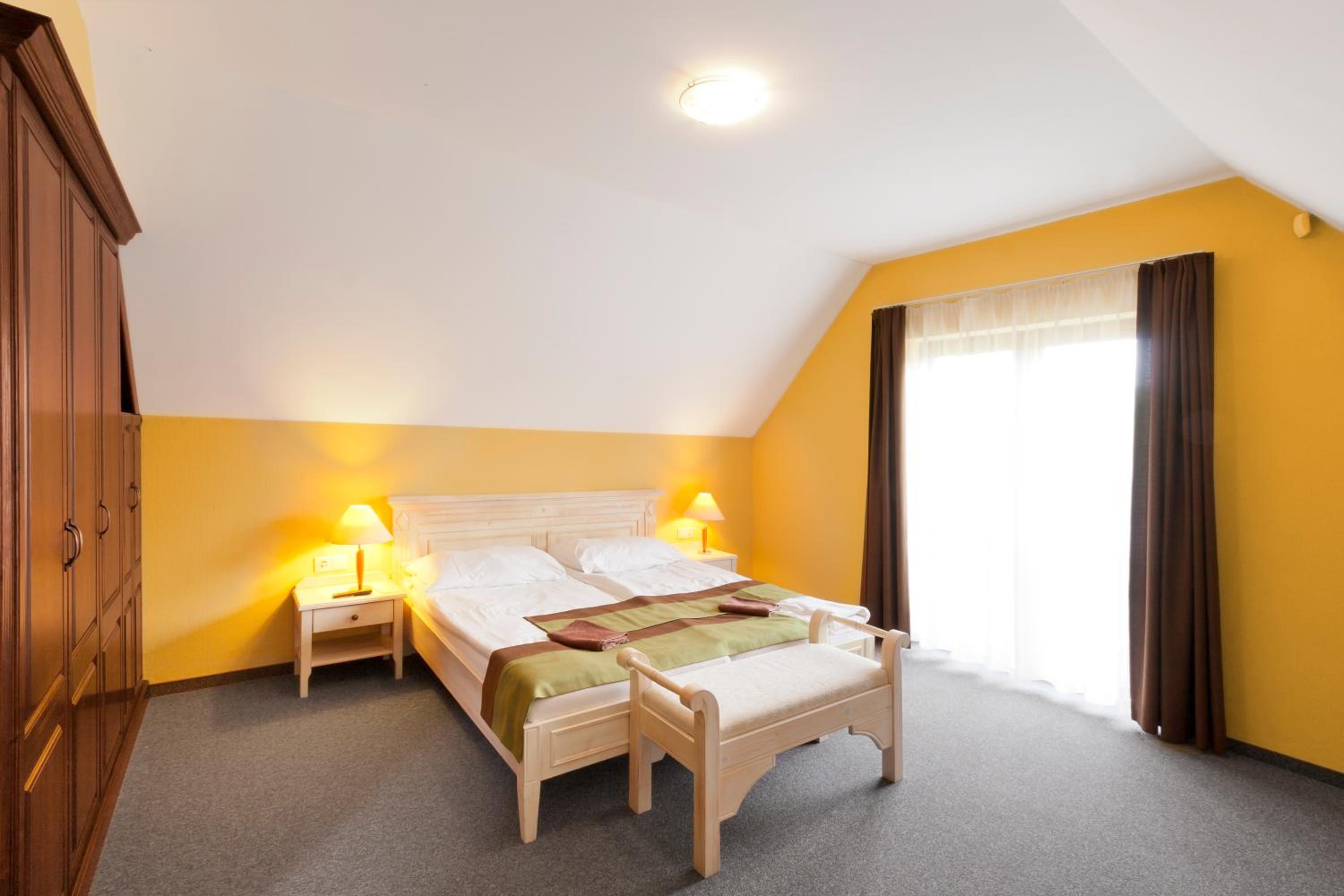 Tó apartmanházak