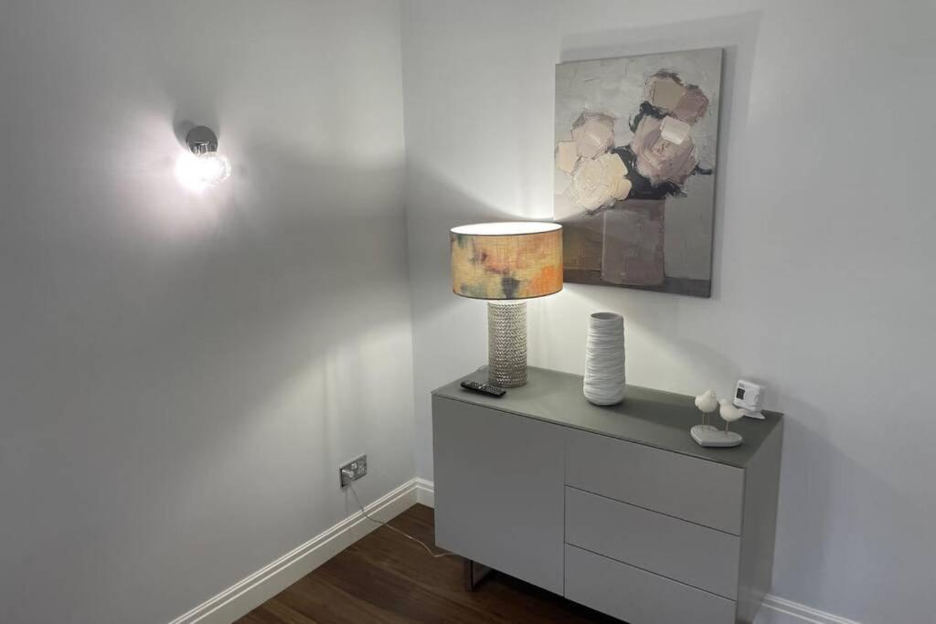 2 bedroom 2 bathroom luxury apartment 1 minute from Lake pet friendly free parking - FREE off-site Health Club access with Pool, Sauna, Steam Room & Gym Sh view 3