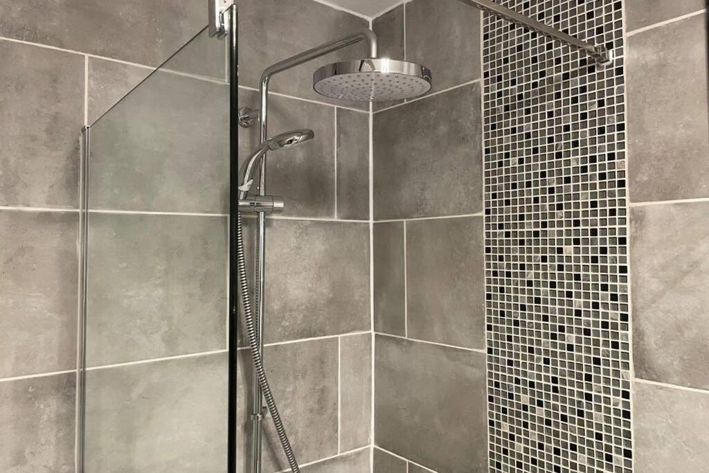 2 bedroom 2 bathroom luxury apartment 1 minute from Lake pet friendly free parking - FREE off-site Health Club access with Pool, Sauna, Steam Room & Gym Sh view 4