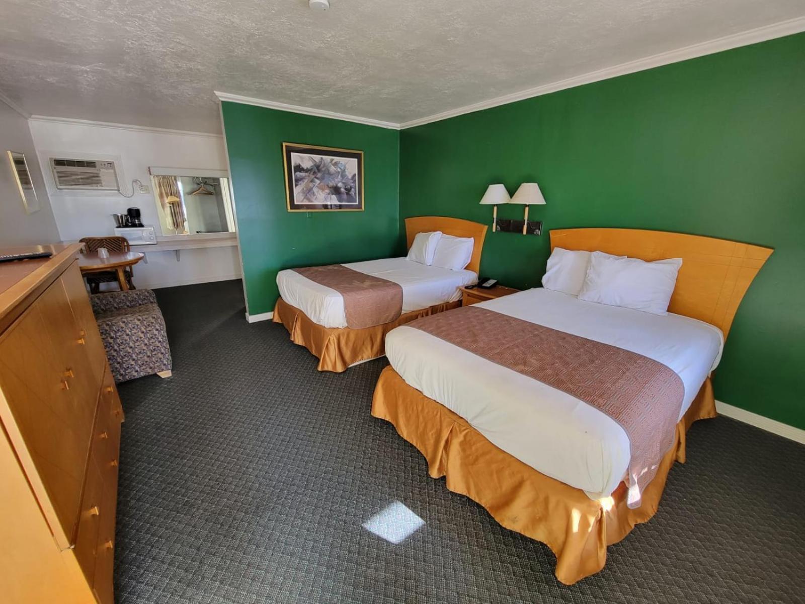 Emerald Inn & Lounge