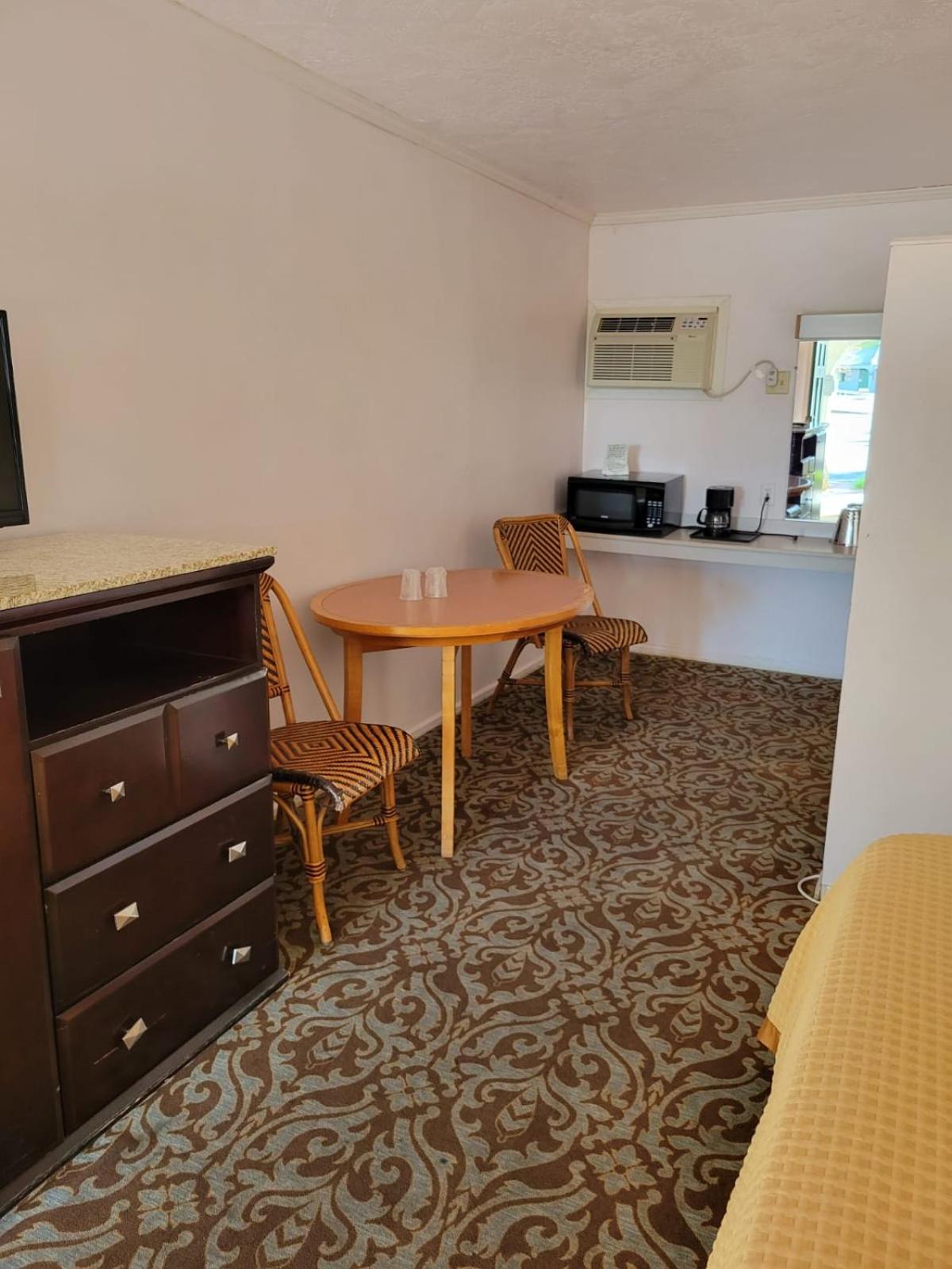 Emerald Inn & Lounge