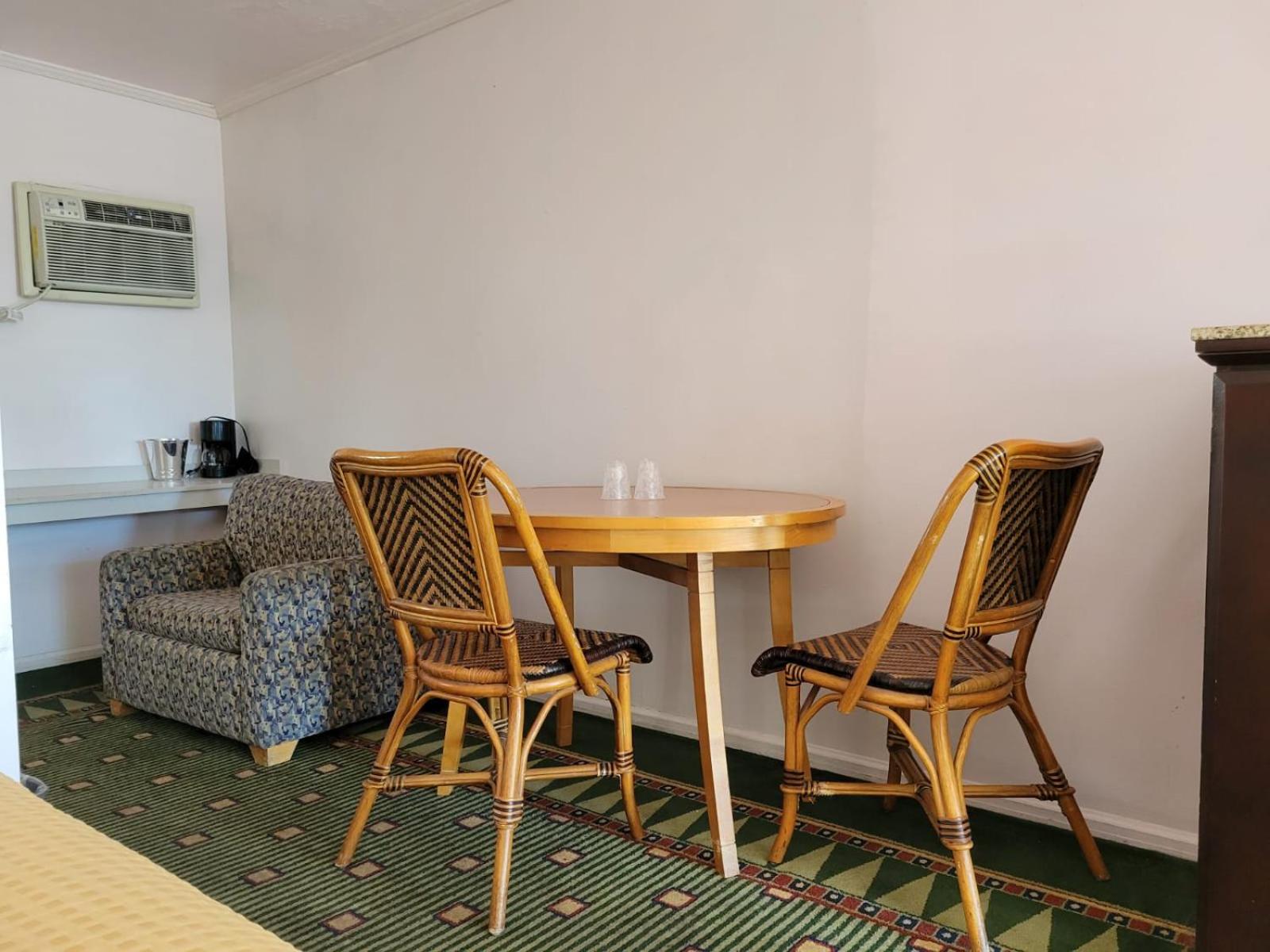 Emerald Inn & Lounge