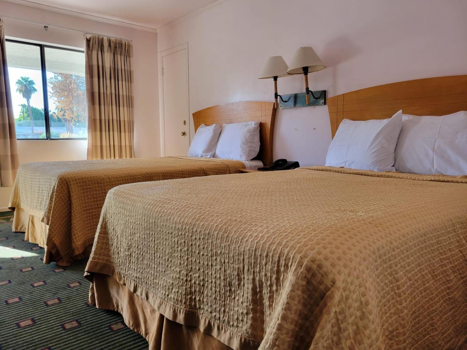 Emerald Inn & Lounge