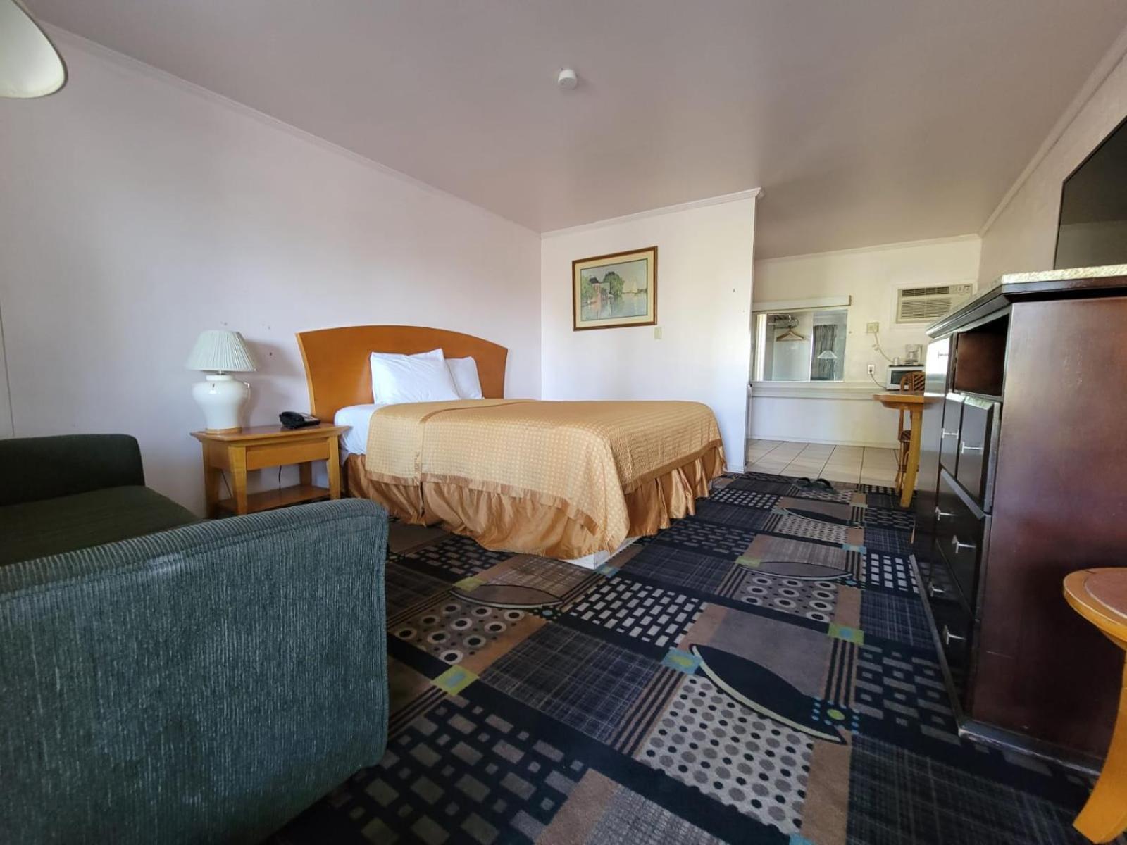 Emerald Inn & Lounge