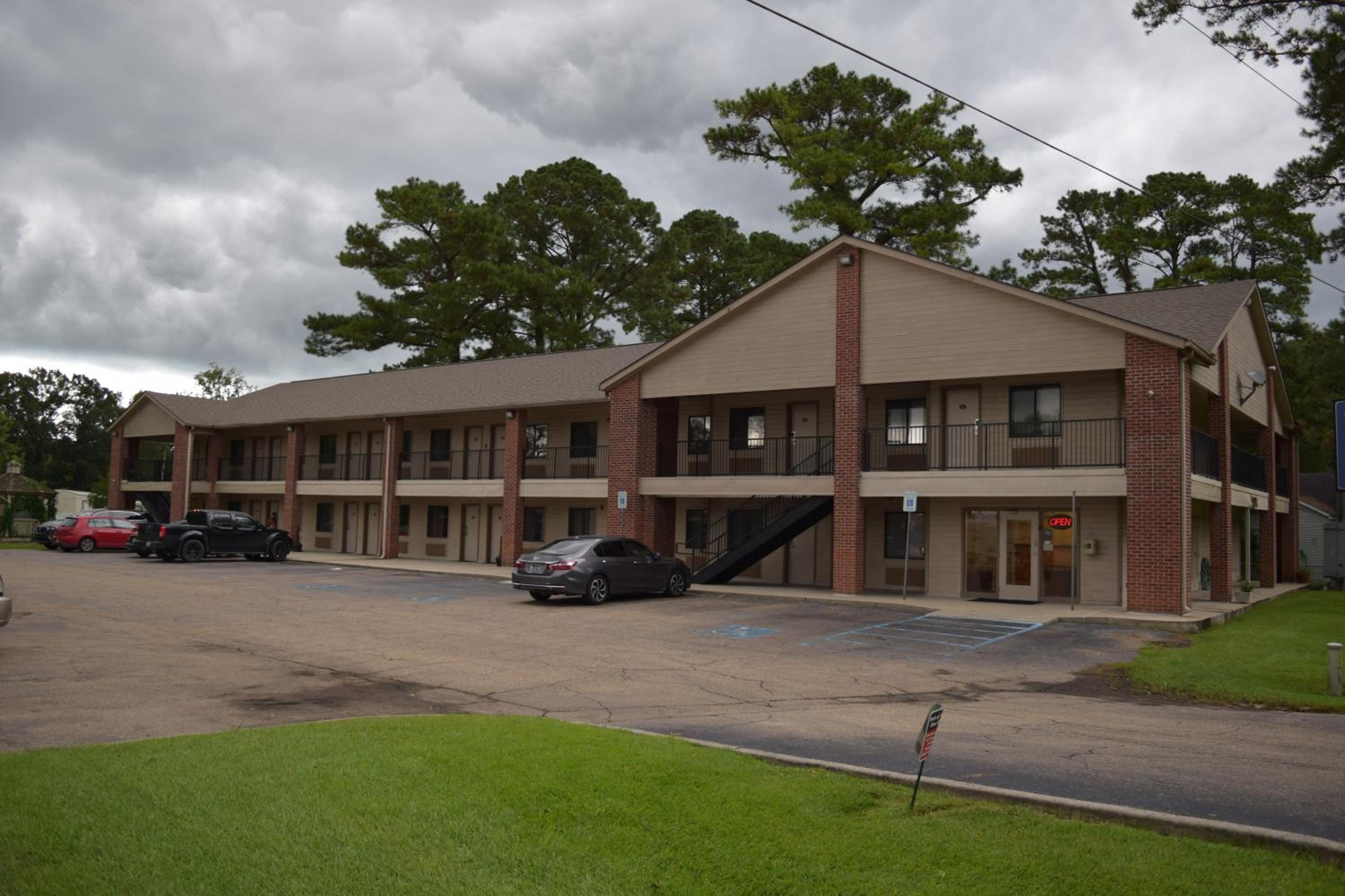 Value Inn - Livonia view 5