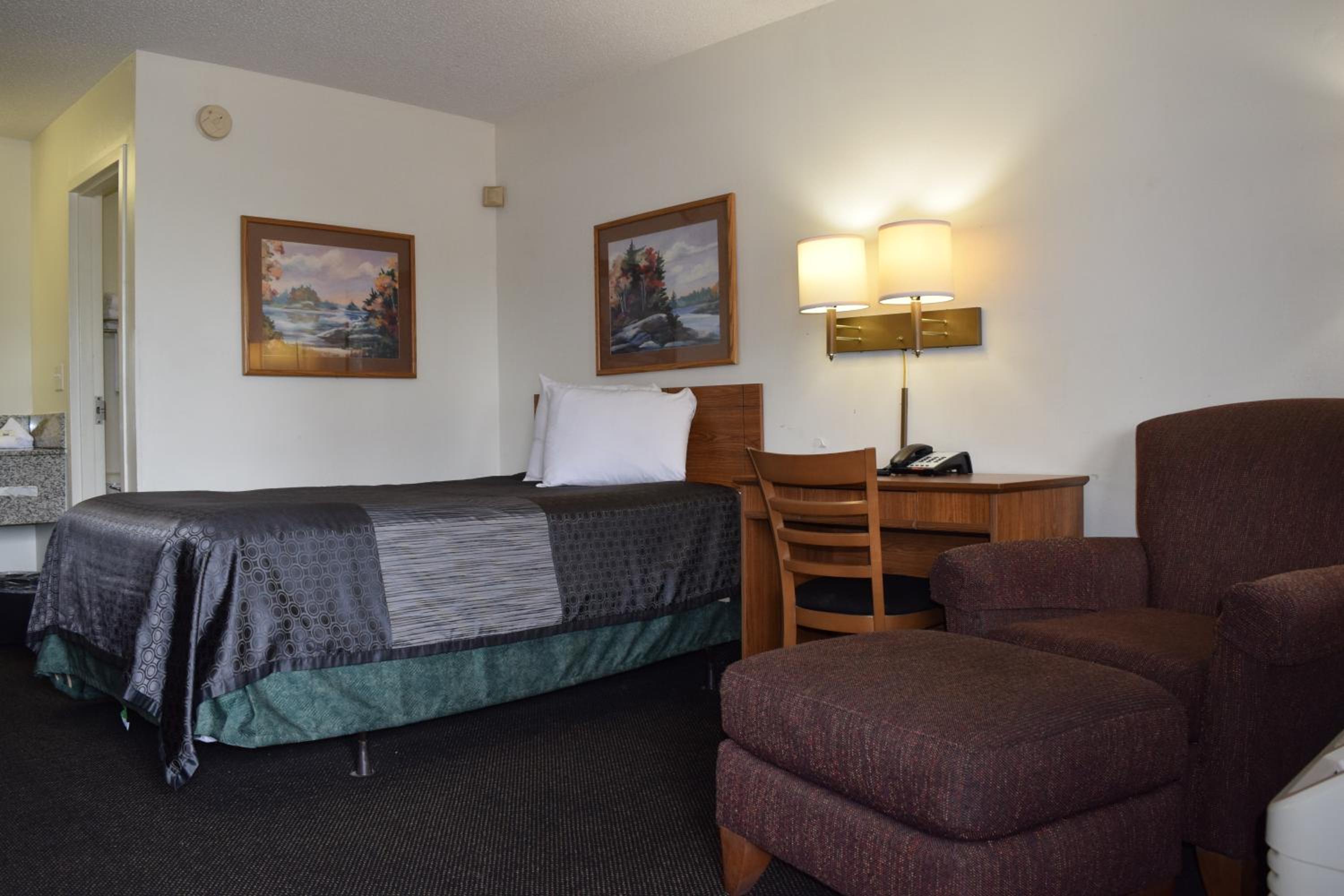 Value Inn - Livonia view 4
