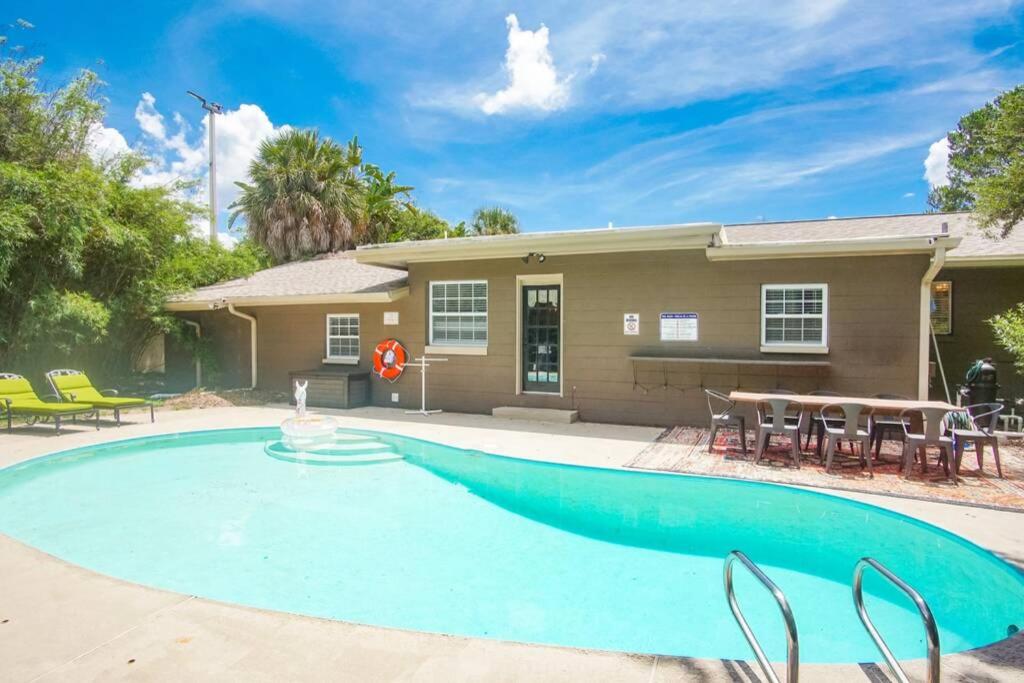 Boho Vibes- private pool- 10 min to Raymond James view 2