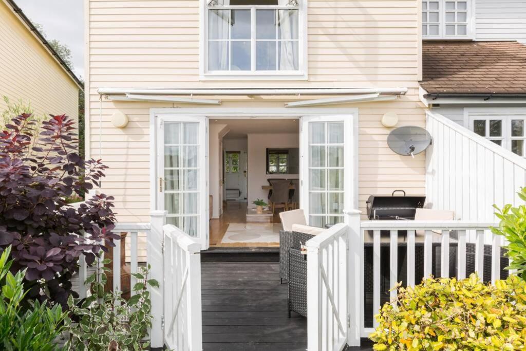 Broadway - Windrush Lake view 4