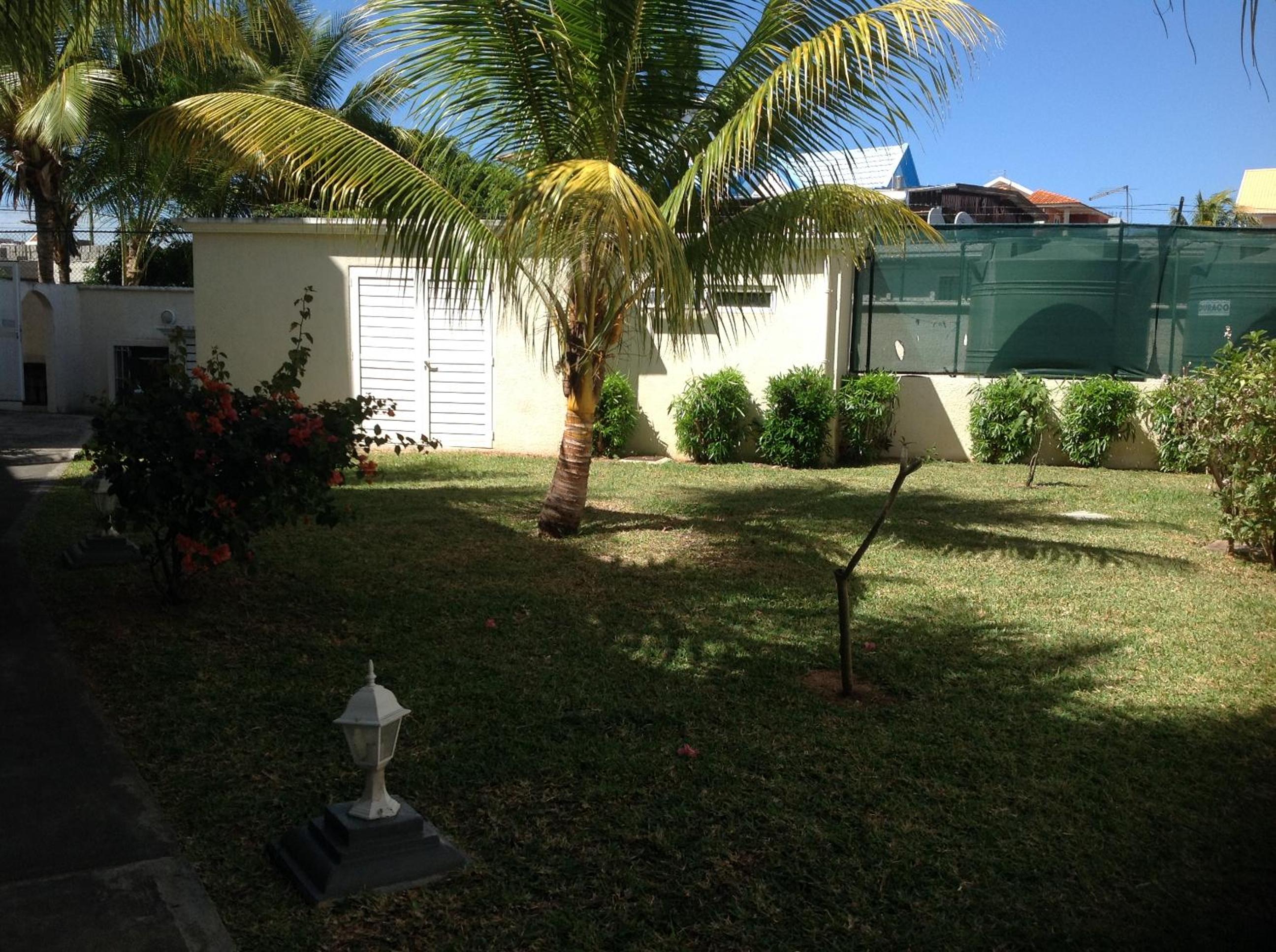 Lovely apartment in Flic en Flac, close to the lovely beach and all amenities view 2