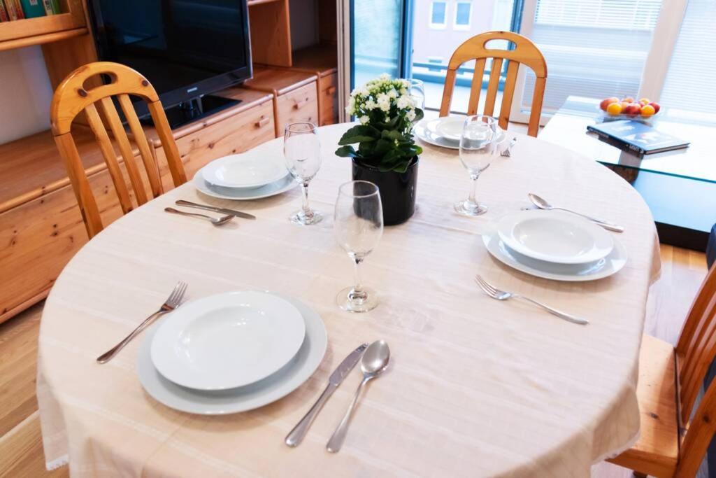 New, quiet flat next to U1, VIC, shopping mall,...