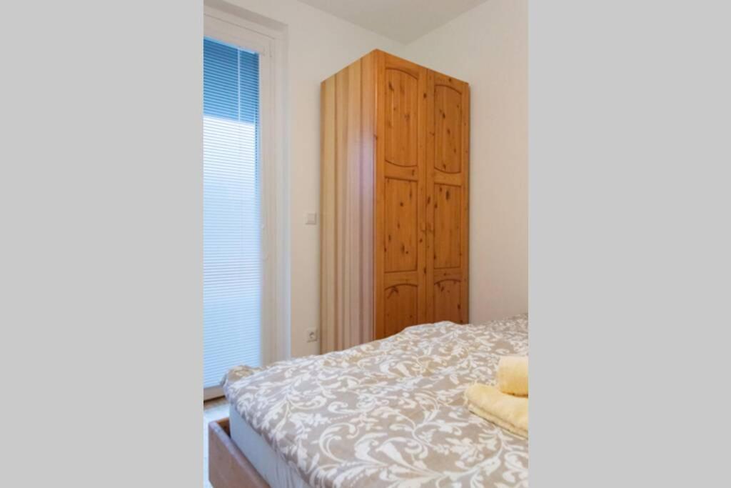 New, quiet flat next to U1, VIC, shopping mall,...