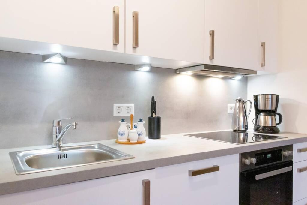 New, quiet flat next to U1, VIC, shopping mall,...