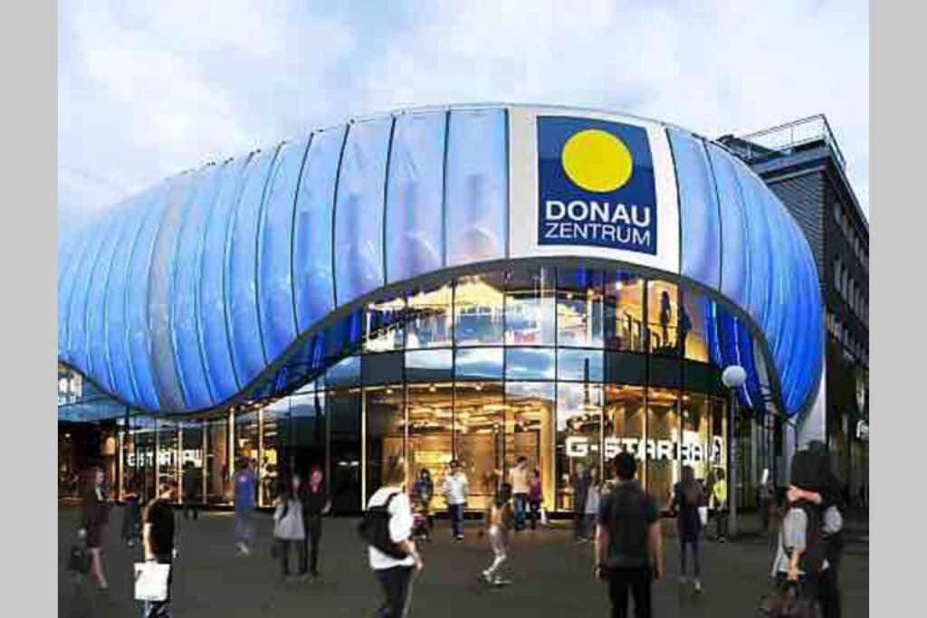New, quiet flat next to U1, VIC, shopping mall,...