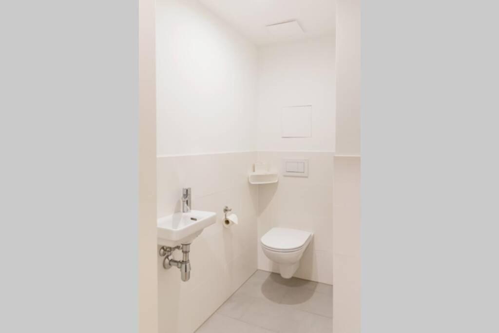 New, quiet flat next to U1, VIC, shopping mall,...
