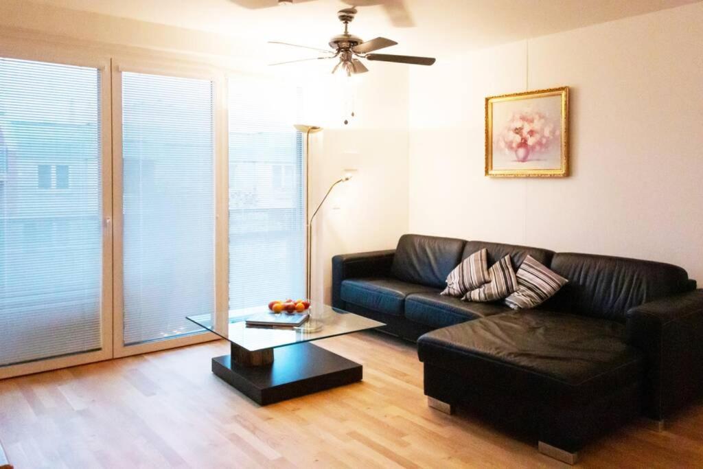 New, quiet flat next to U1, VIC, shopping mall,...