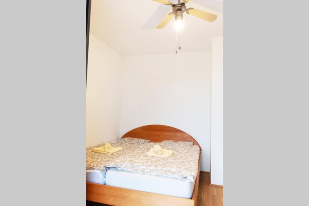 New, quiet flat next to U1, VIC, shopping mall,...