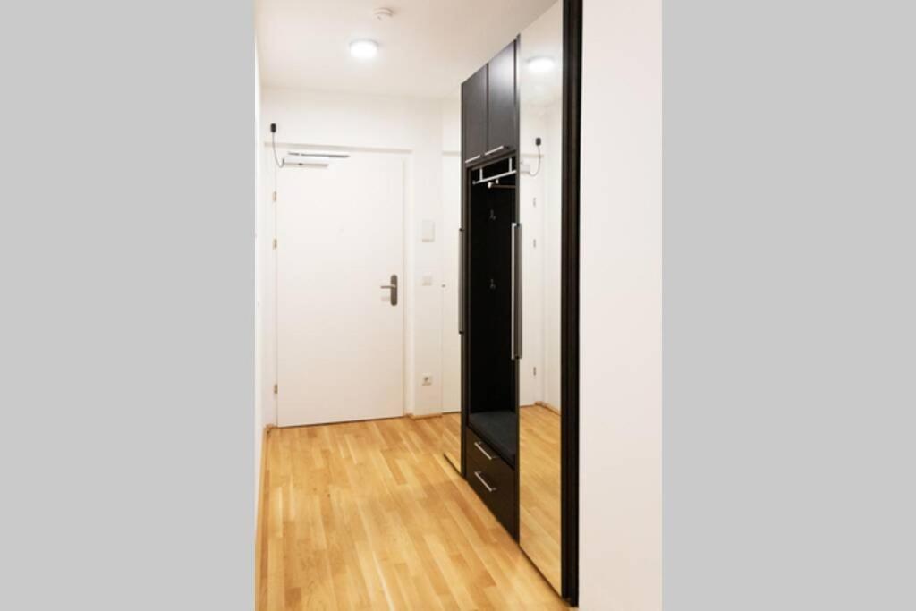 New, quiet flat next to U1, VIC, shopping mall,...