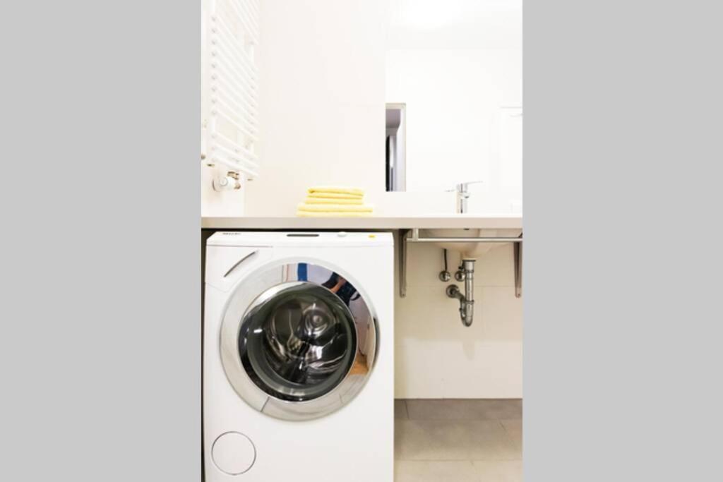 New, quiet flat next to U1, VIC, shopping mall,...