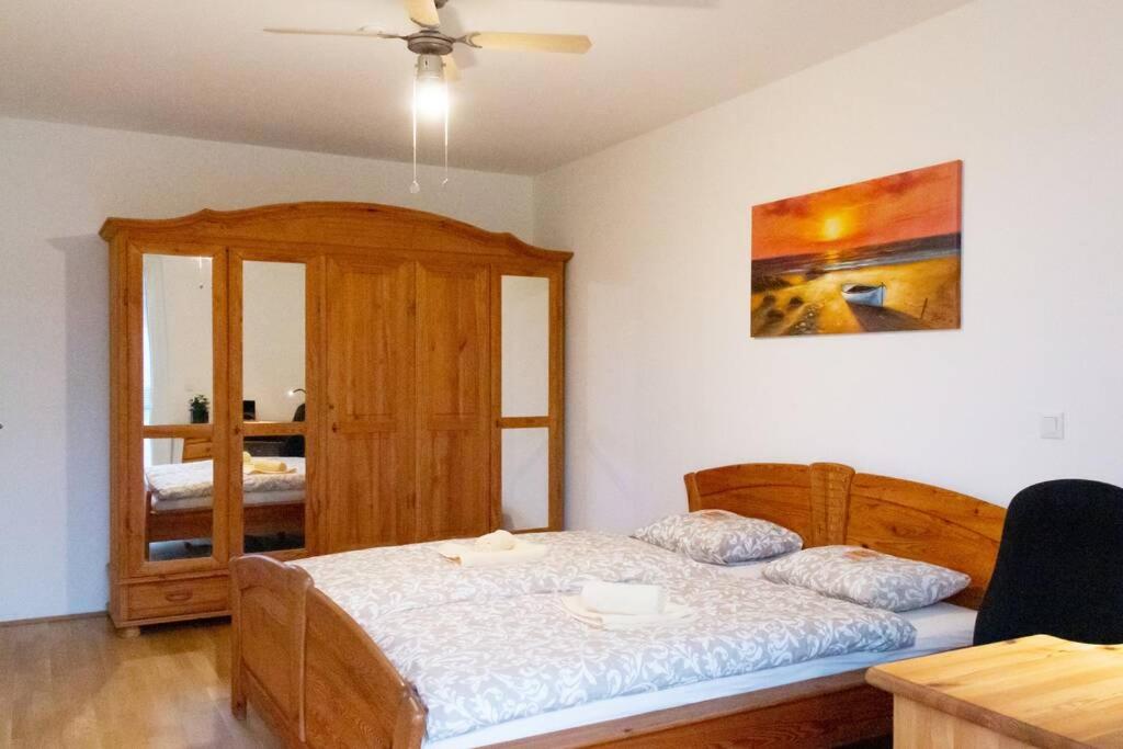 New, quiet flat next to U1, VIC, shopping mall,...
