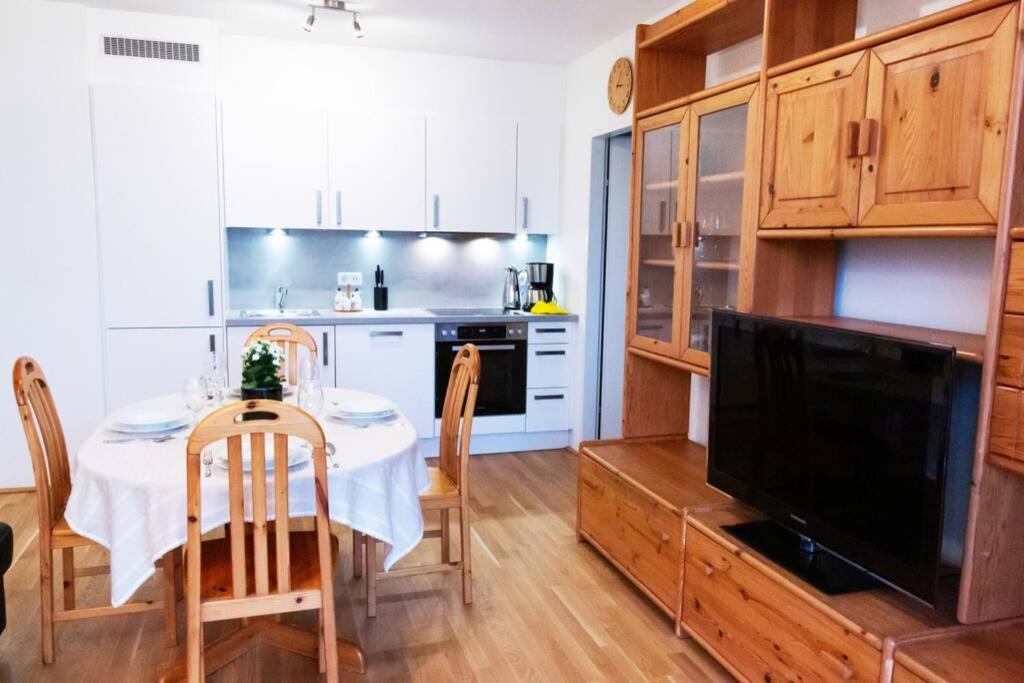 New, quiet flat next to U1, VIC, shopping mall,...