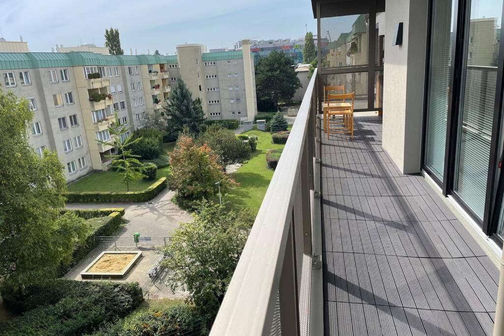 New, quiet flat next to U1, VIC, shopping mall,...