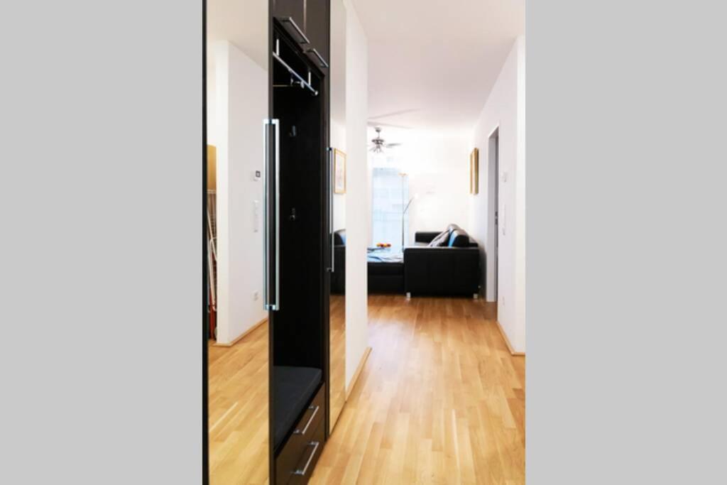New, quiet flat next to U1, VIC, shopping mall,...