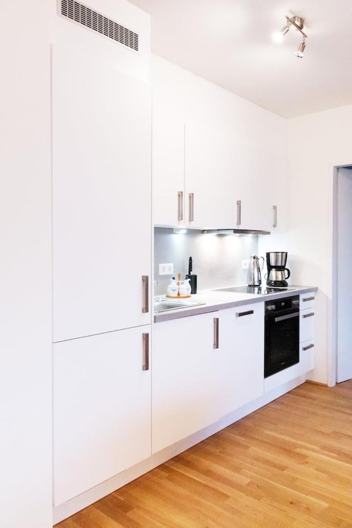 New, quiet flat next to U1, VIC, shopping mall,...