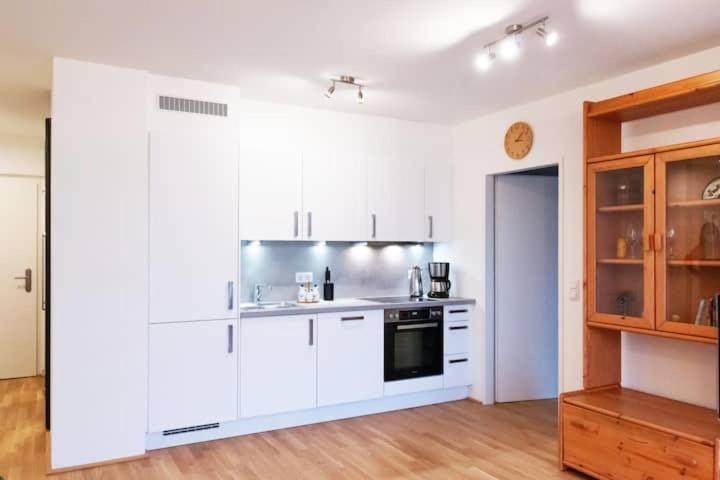 New, quiet flat next to U1, VIC, shopping mall,...