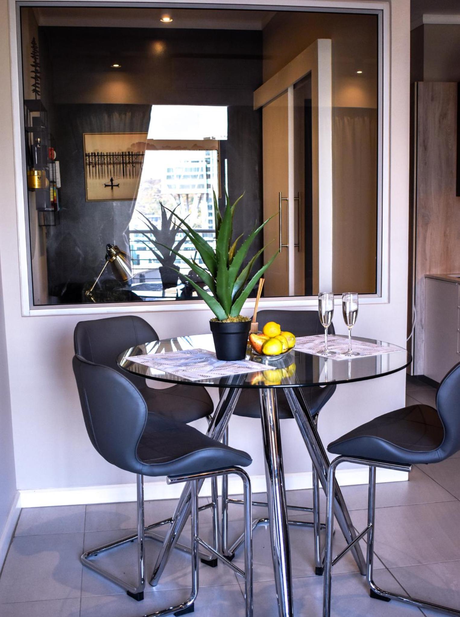 Menlyn Apartment - Red Velvet view 5