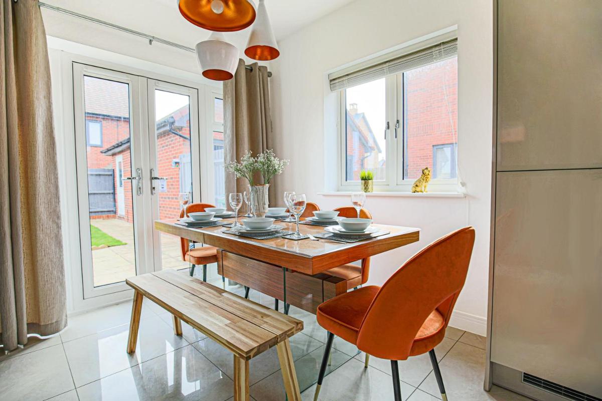 Luxury House with Pool Table, Smart TVs, Garden and Free Parking by Yoko Property view 5