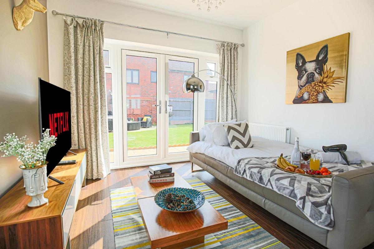 Luxury House with Pool Table, Smart TVs, Garden and Free Parking by Yoko Property view 2