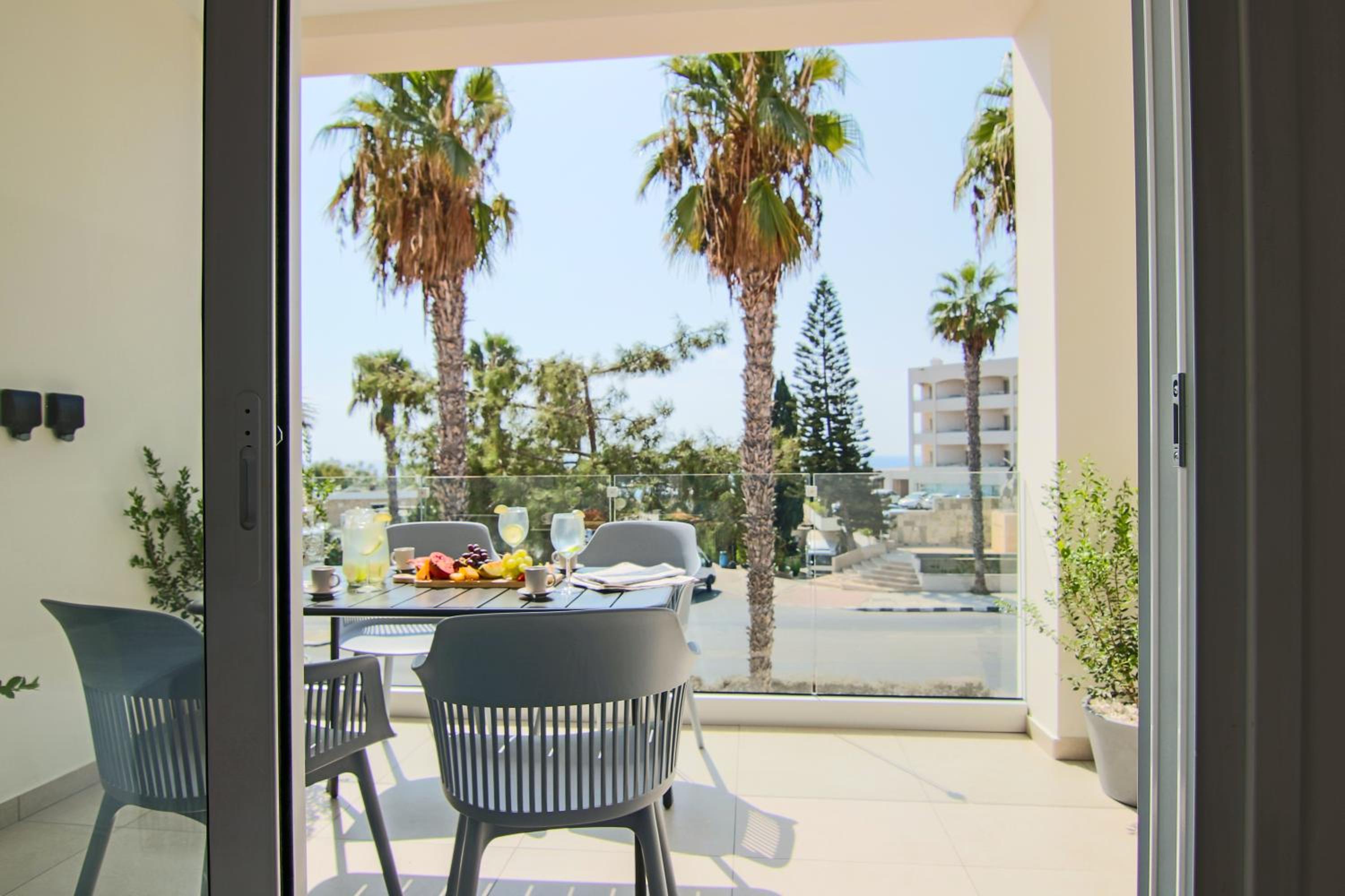 Phaedrus Living Seaview Flat Limnaria 154 view 2