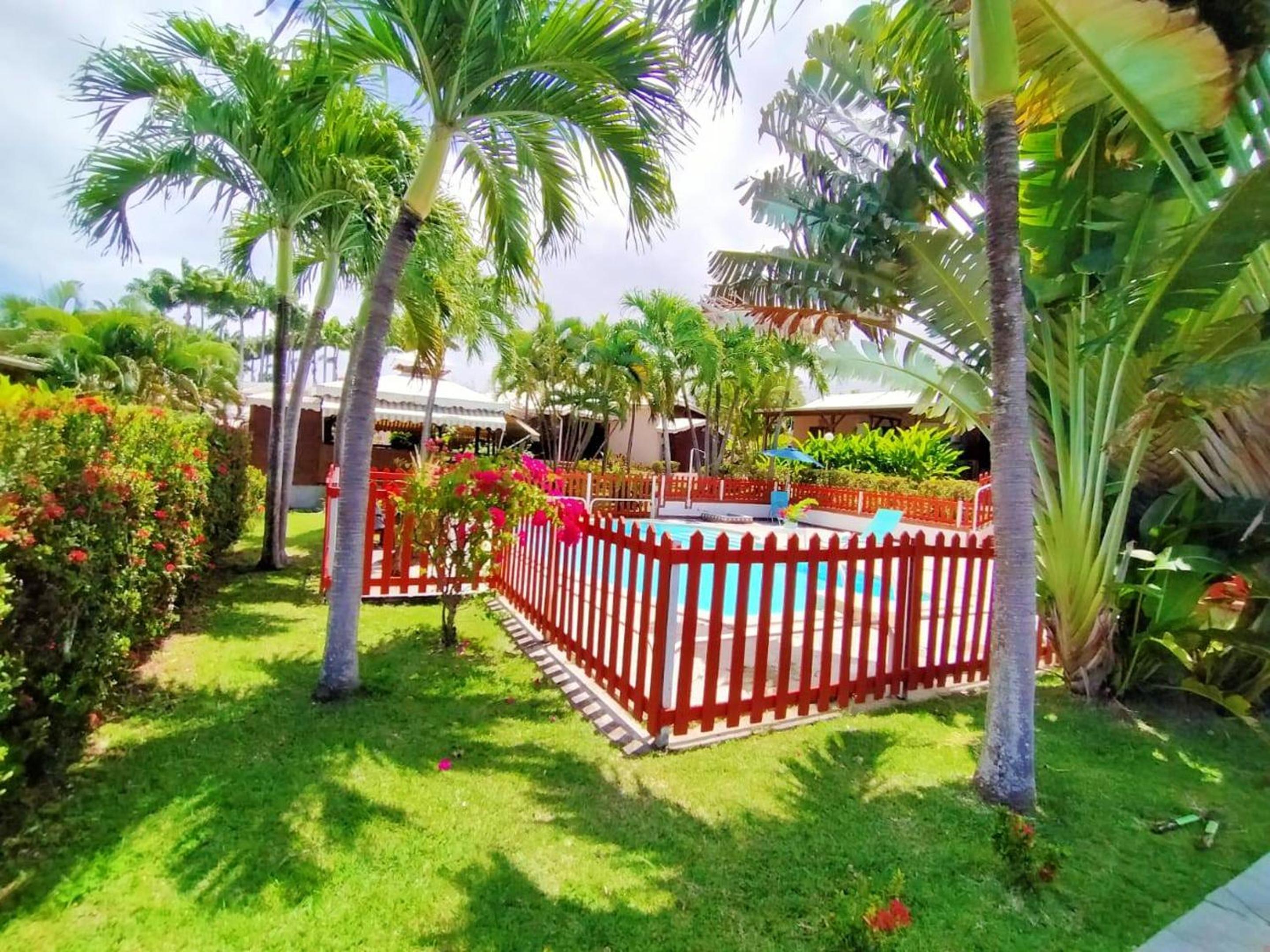 Bungalow charmant à Sainte-Rose, piscine partagée view 2